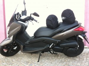 Yamaha Xmax e 2 capacetes