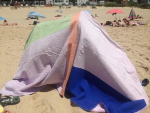 Tenda na praia com pranchas