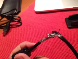 Fio vermelho cortado no cabo USB