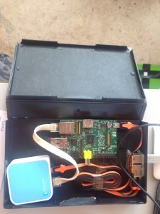 Caixa para o Raspberry Pi feita de uma antiga caixa de cassete VHS