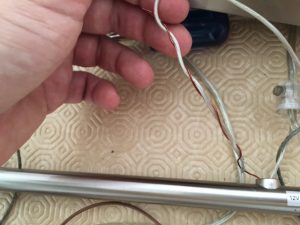 A forma errada de usar um arame como guia para inserir fios elétricos num candeeiro