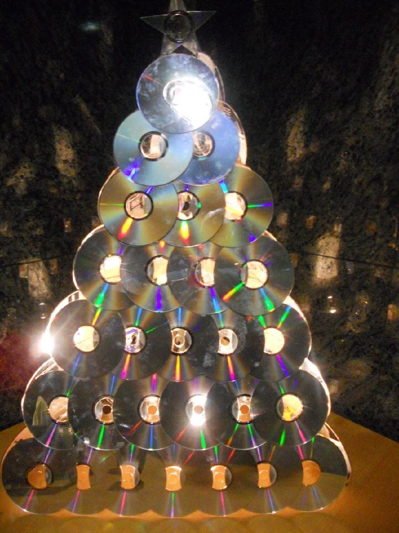 Árvore de Natal feita de CDs – foto por @designerferro » Poupar Melhor