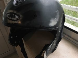 Capacete com a tinta borrachosa removida