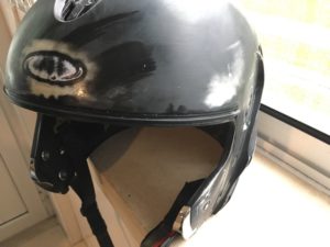 Capacete com a tinta borrachosa removida